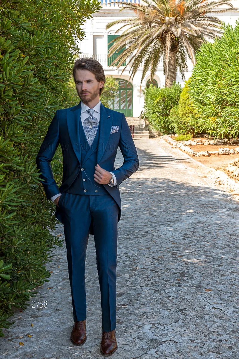Traje modelo Chaqué moderno en lana mohair azul royal y chaleco cruzado – Cuerpo entero