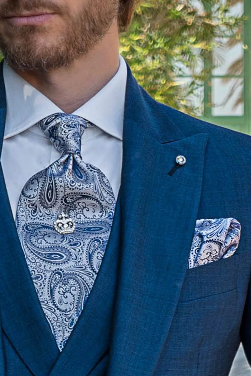 Traje modelo Chaqué moderno en lana mohair azul royal y chaleco cruzado 3