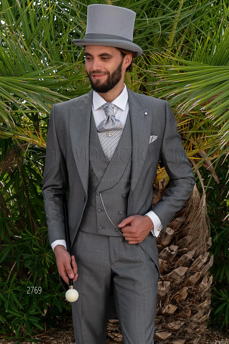 Eleganter dreiteiliger Cut aus Woll-Seiden-Mischung in Grau – Dreiviertelansicht