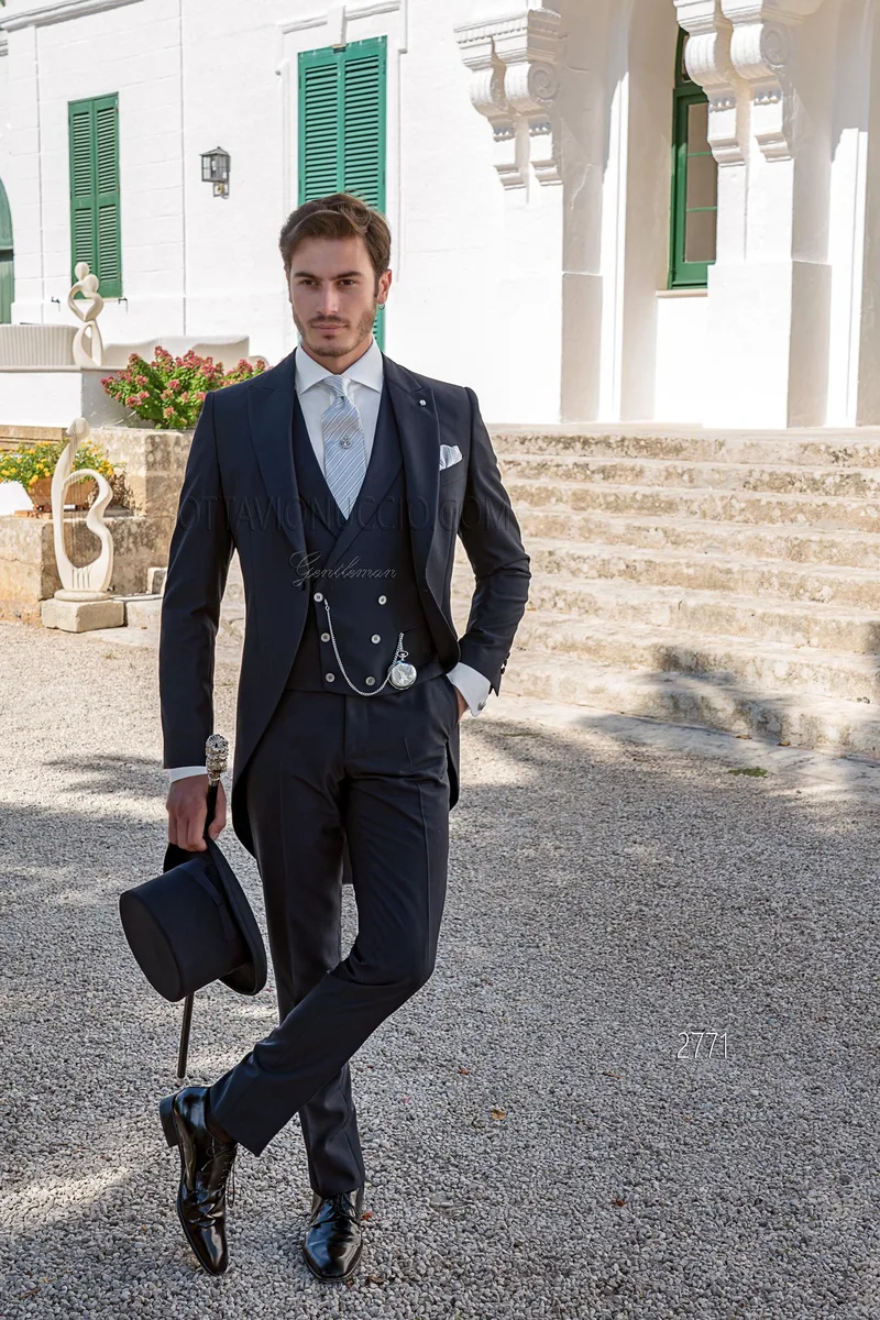 Tight classico da cerimonia uomo e gilet doppiopetto blu – Figura intera