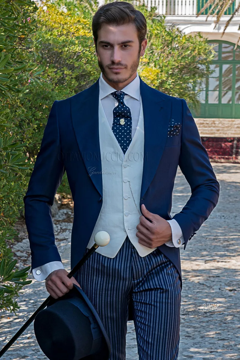 Moderner blauer Demi-Cut mit klassischer gestreifter Hose und weißer Weste – Dreiviertelansicht