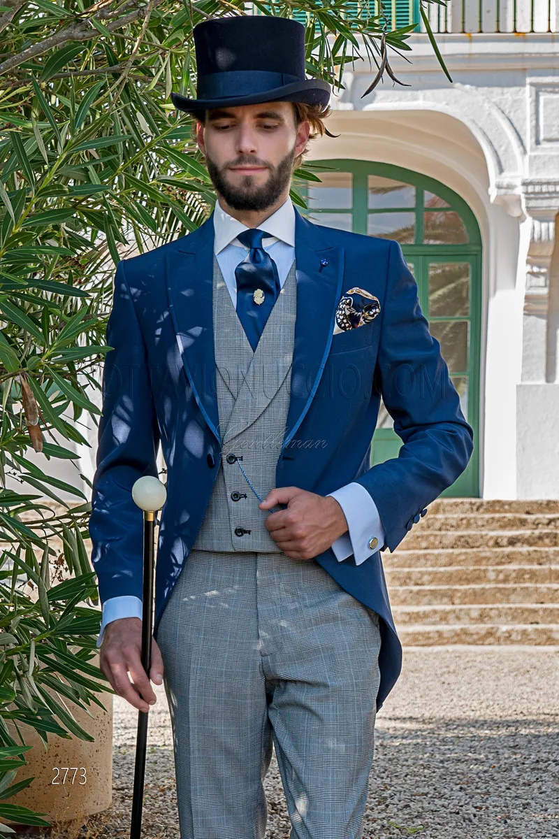 Moderner royalblauer Cut mit Hose und Weste aus grauem Glencheck – Dreiviertelansicht