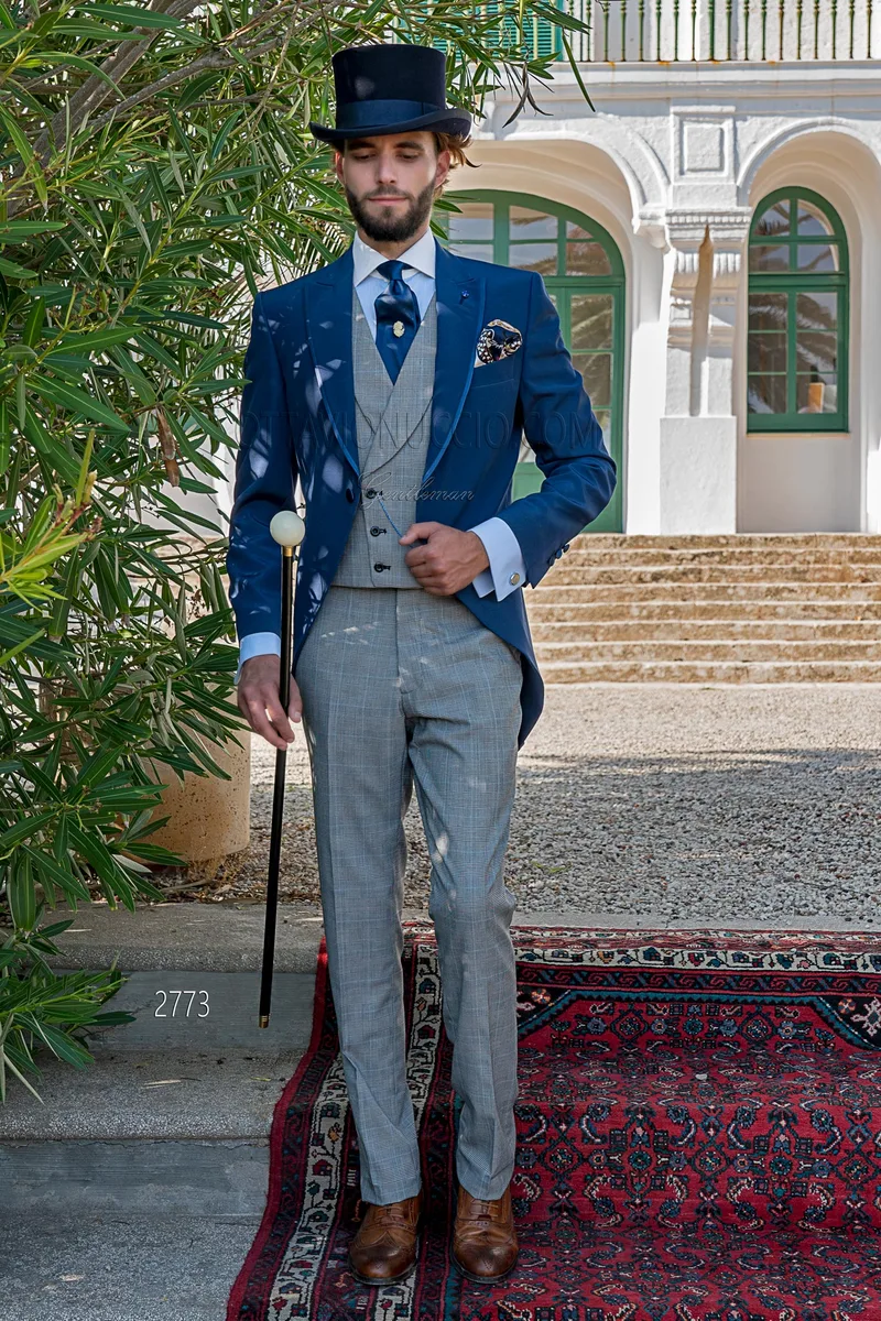 Moderner royalblauer Cut mit Hose und Weste aus grauem Glencheck – Ganzkörperansicht