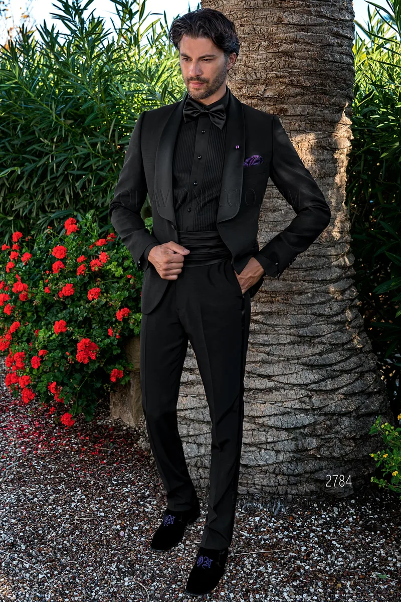 Smoking sciallato nero elegante per uno stile total-black – Figura intera