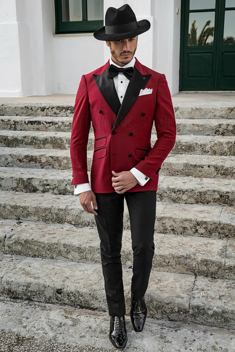 Abito cerimonia uomo con giacca doppiopetto rossa e pantalone nero – Figura intera