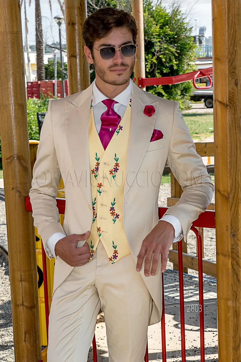 Demi-Morning suit in beige cotton satin for a vintage chic wedding – Three-quarter view
