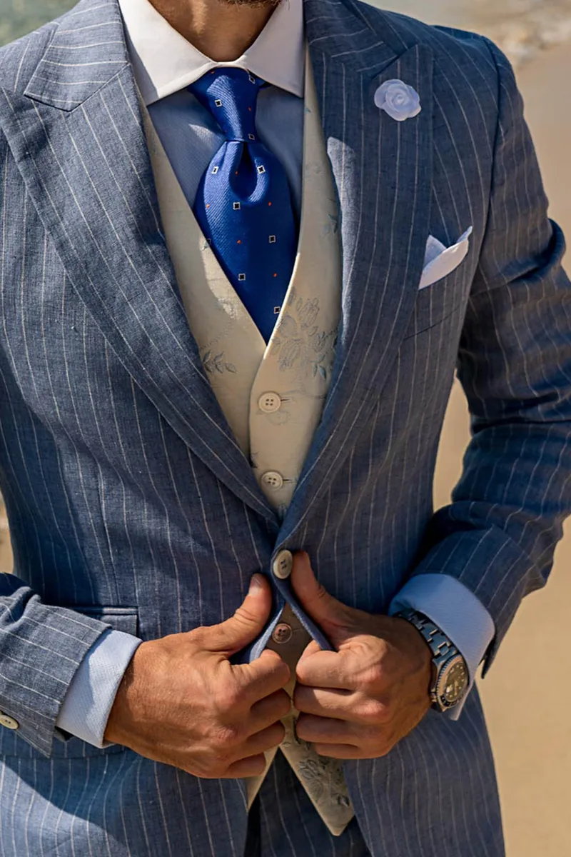 Gilet in lino bianco con ricamo a fiori celeste