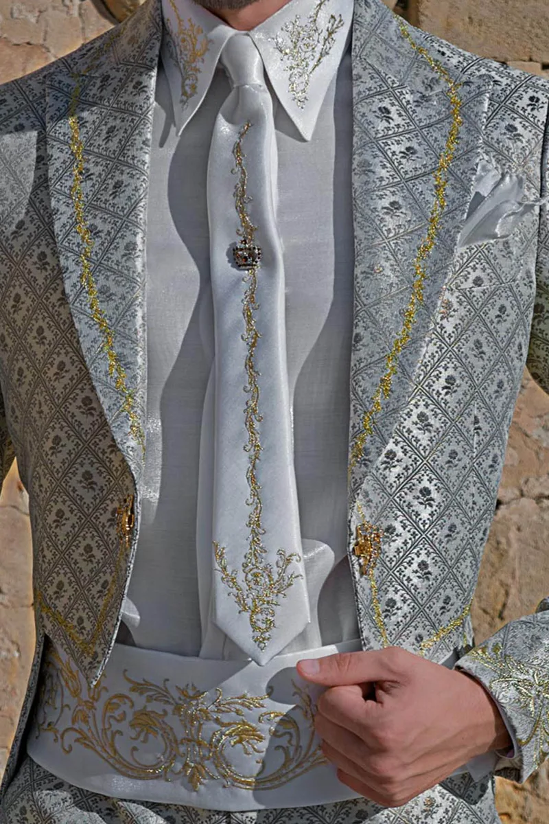 Camicia, Cravatta e Fascia in tessuto lurex bianco con ricamo