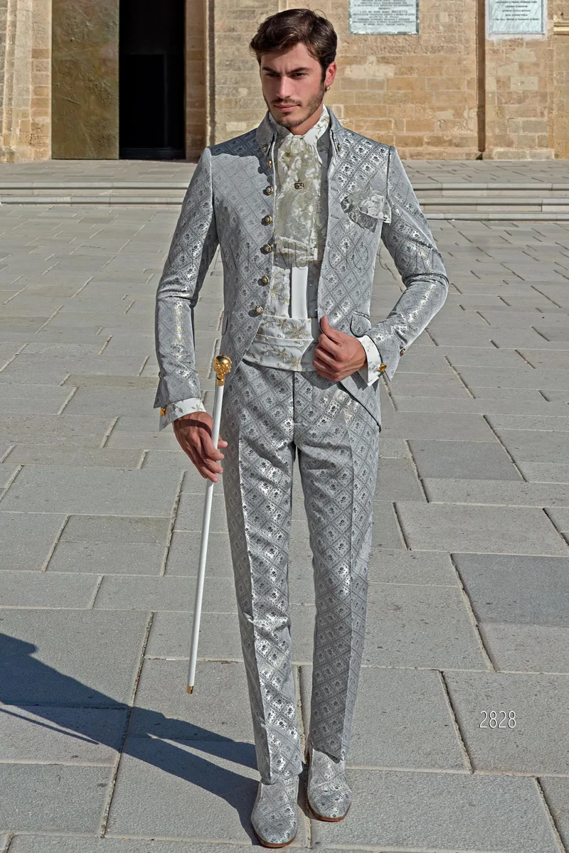 Abito redingote cerimonia stile barocco broccato grigio perla collo napoleone 1