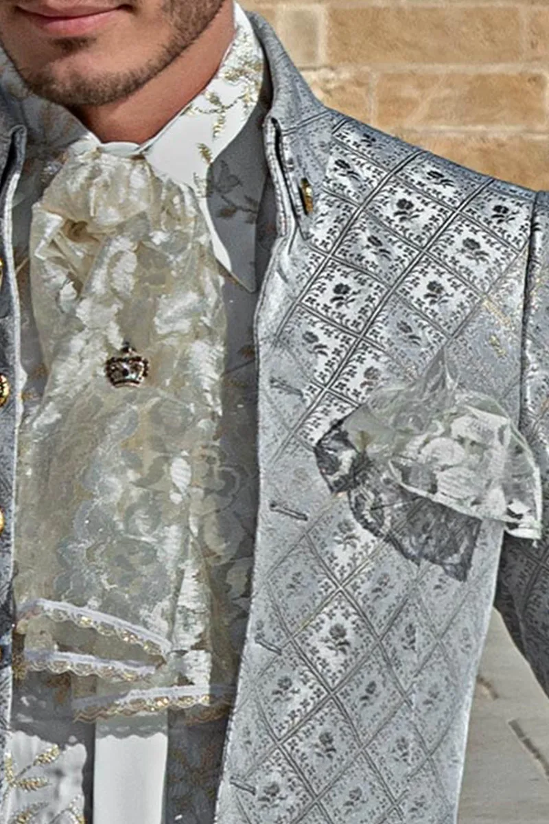 Abito redingote cerimonia stile barocco broccato grigio perla collo napoleone 3