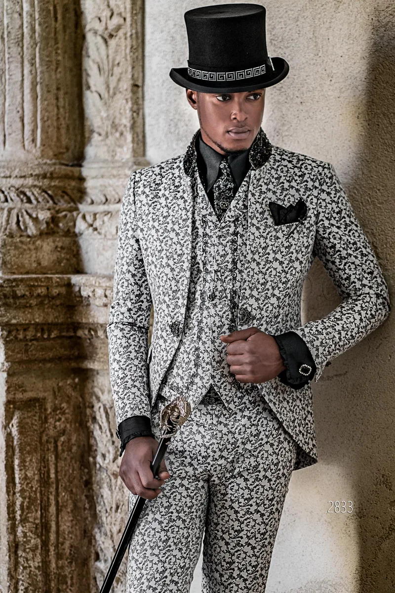 Abito coreano stile gotico damascato bianco e nero con passamaneria cristallo – Piano americano