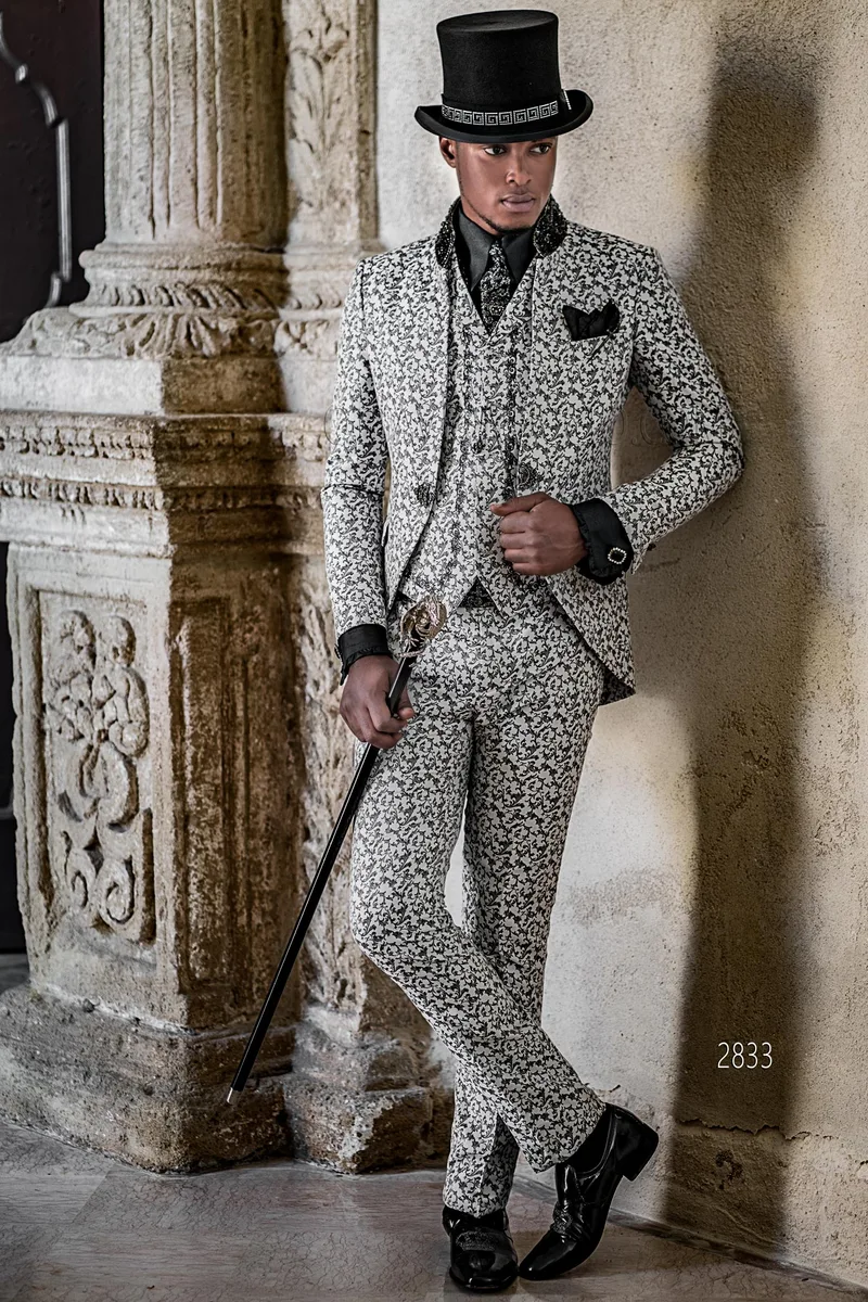 Abito coreano stile gotico damascato bianco e nero con passamaneria cristallo – Figura intera
