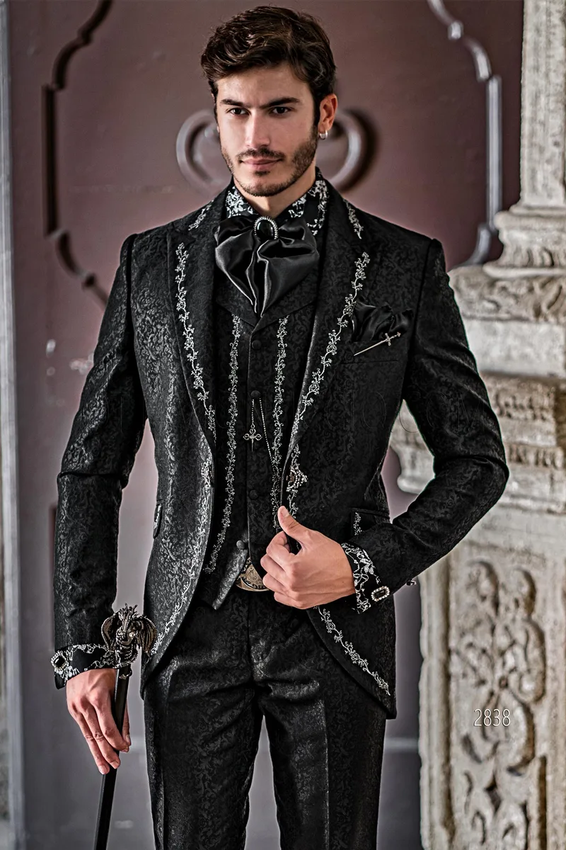Abito da sposo redingote damascato nero con ricamo argento in stile gotico – Piano americano