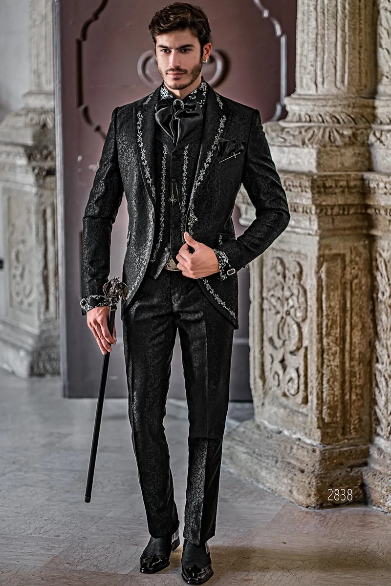 Abito da sposo redingote damascato nero con ricamo argento in stile gotico – Figura intera