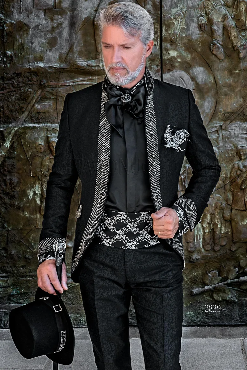 Raffinierter Hochzeitsanzug im Gothic-Stil aus schwarzem Damast mit Kristall-Posamenten – Dreiviertelansicht