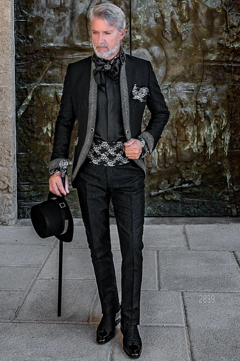 Raffinierter Hochzeitsanzug im Gothic-Stil aus schwarzem Damast mit Kristall-Posamenten – Ganzkörperansicht