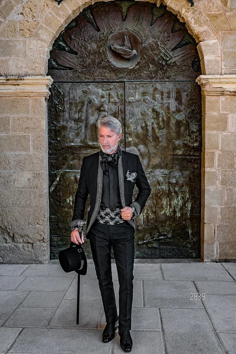 Raffinierter Hochzeitsanzug im Gothic-Stil aus schwarzem Damast mit Kristall-Posamenten – Ganzkörperansicht