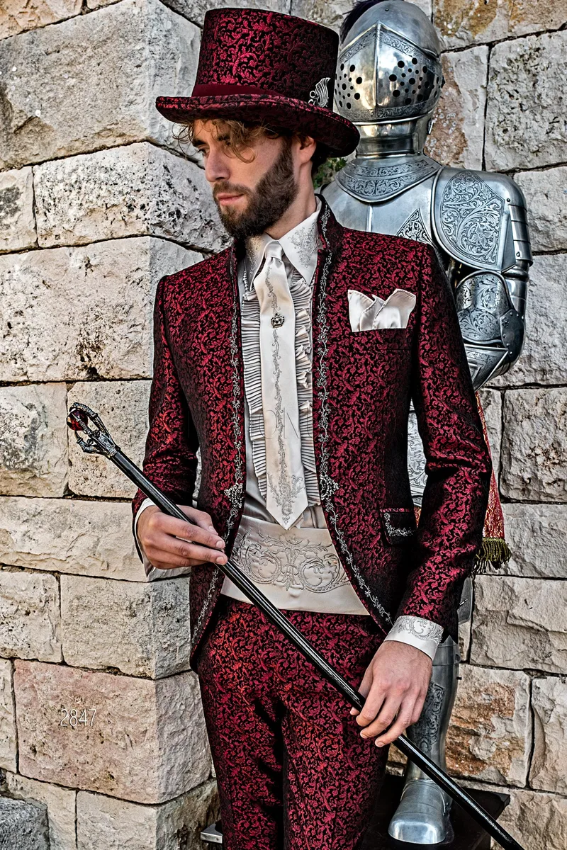 Abito redingote coreano damascato rosso ricamato argento in stile gotico – Piano americano