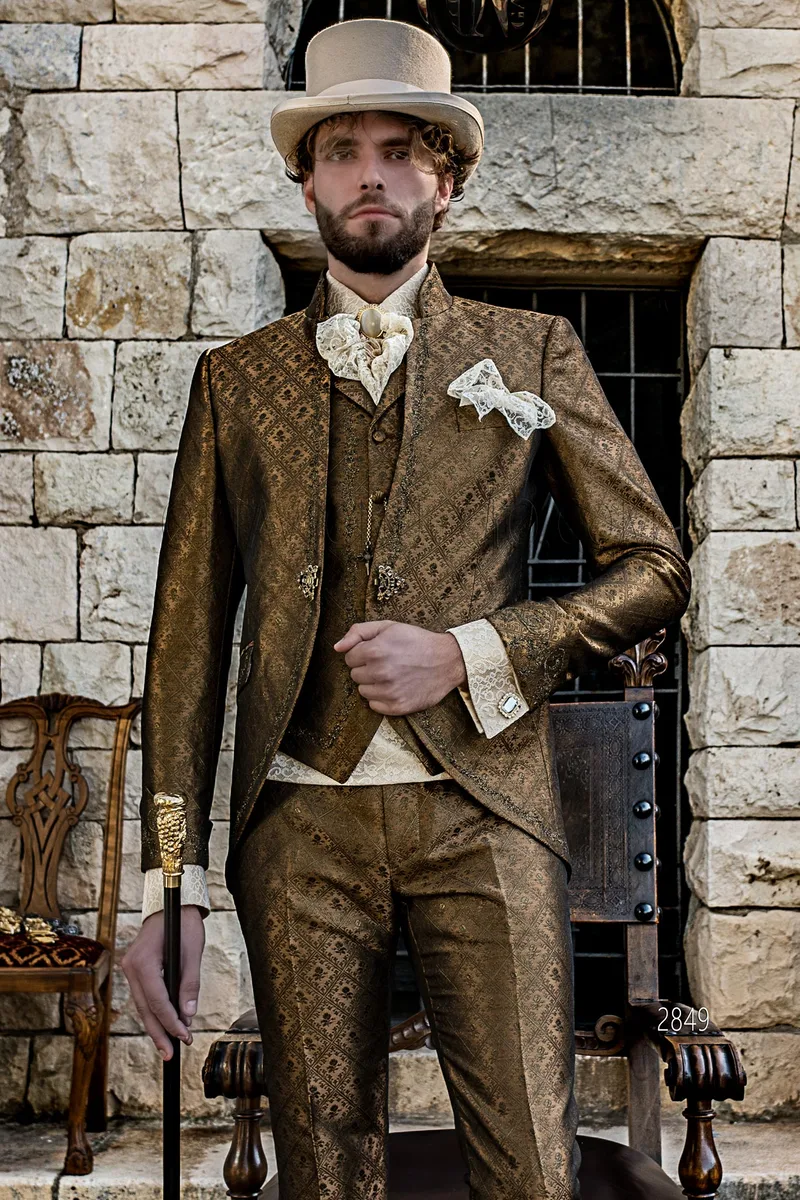 Costume de cérémonie original coupe redingote brocart or et broderies or – Plan américain