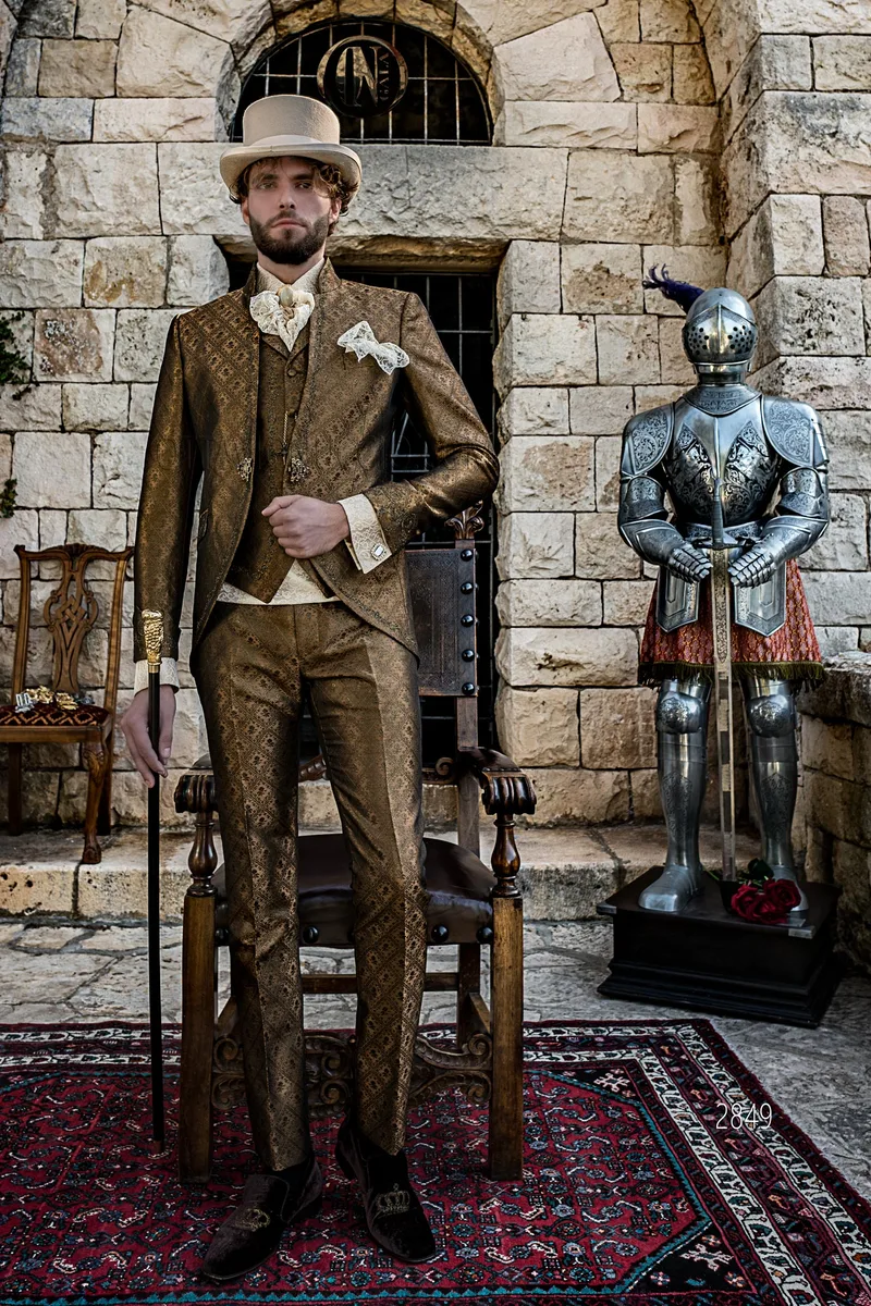 Costume de cérémonie original coupe redingote brocart or et broderies or – Vue en pied