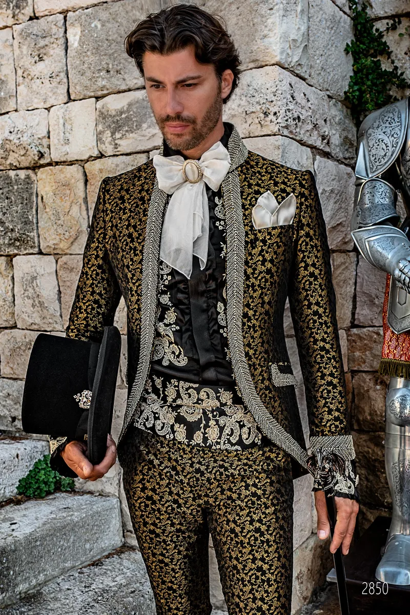 Abito lussuoso stile barocco damascato nero oro con passamaneria di cristalli – Piano americano