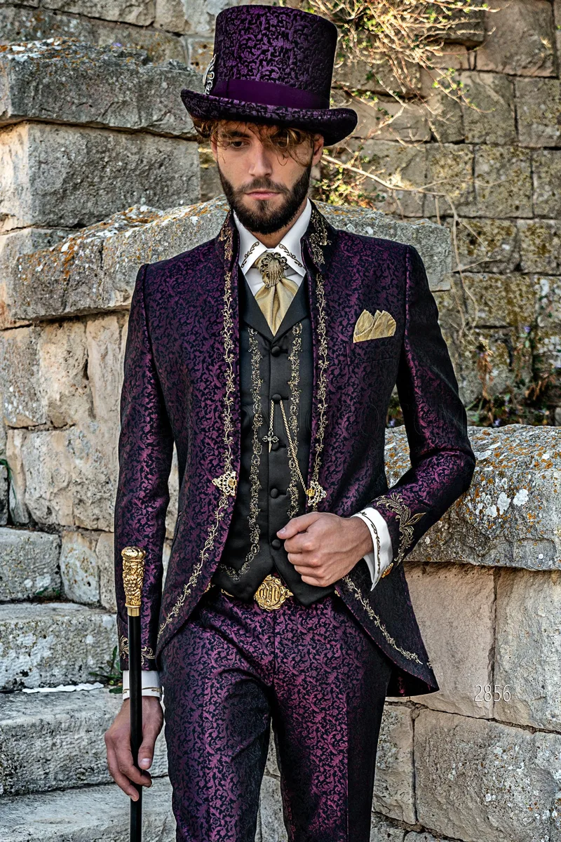 Abito cerimonia uomo damascato viola ricami nero-oro stile principesco – Piano americano
