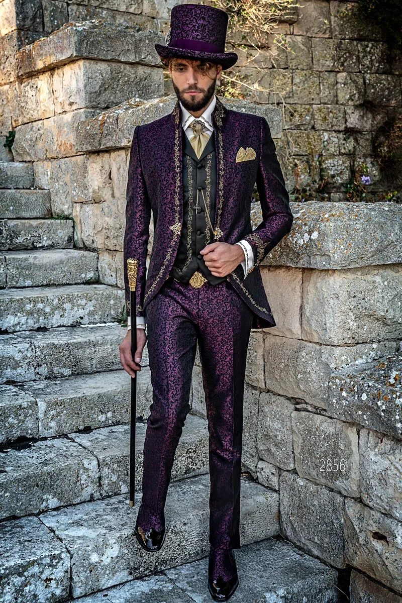 Abito cerimonia uomo damascato viola ricami nero-oro stile principesco – Figura intera