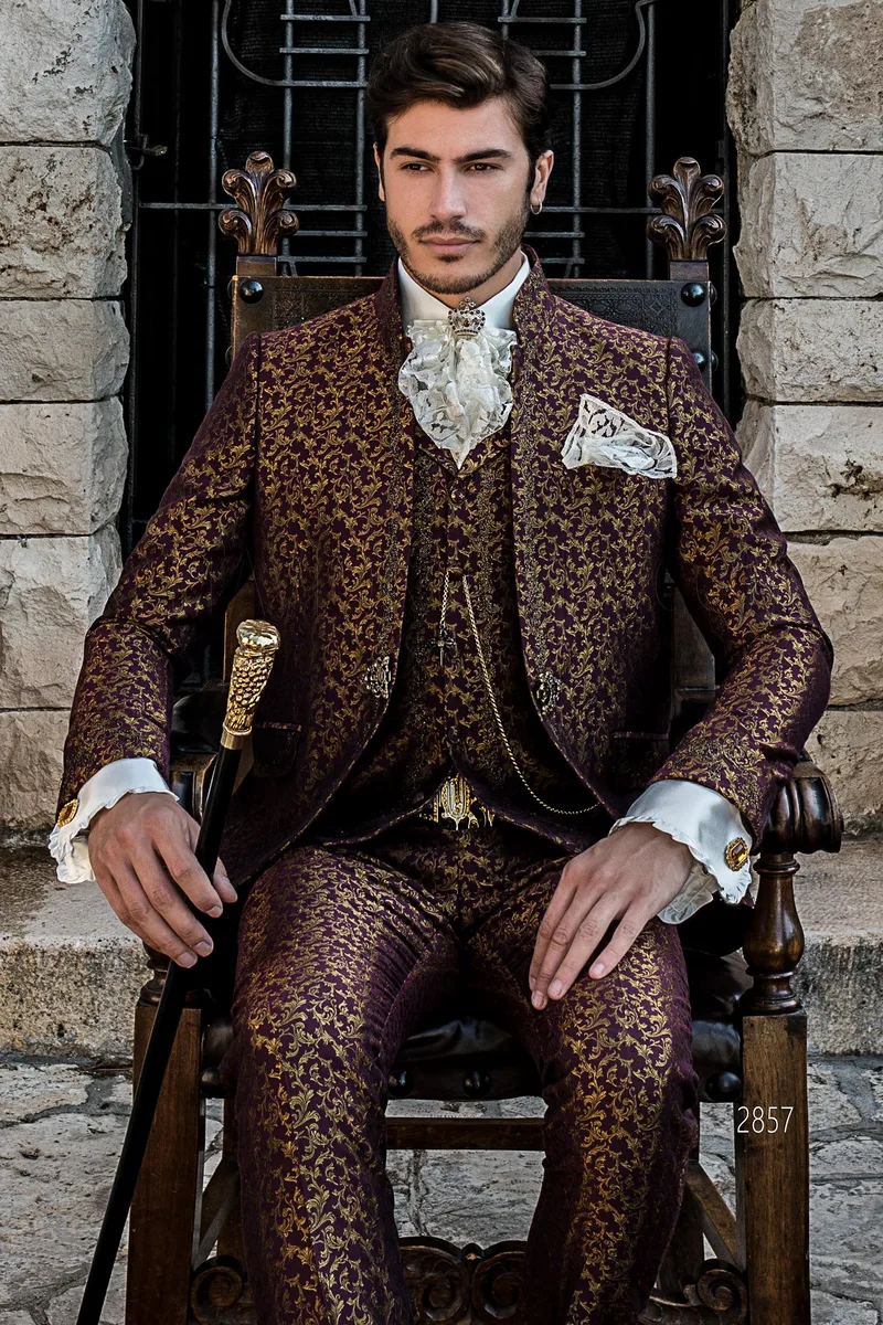 Completo uomo cerimonia barocco damascato bordeaux con ricamo nero-oro – Piano americano