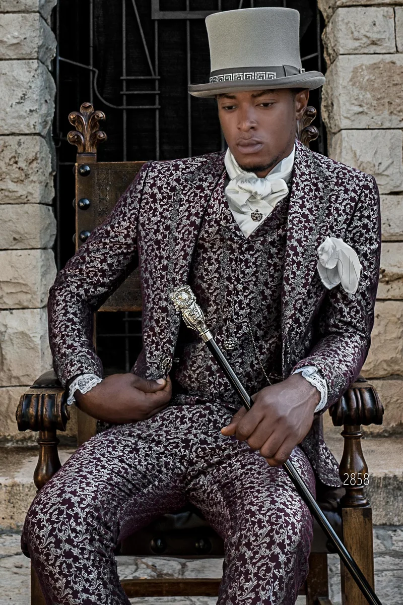 Abito uomo su misura stile barocco damascato prugna con ricamo nero-argento – Piano americano