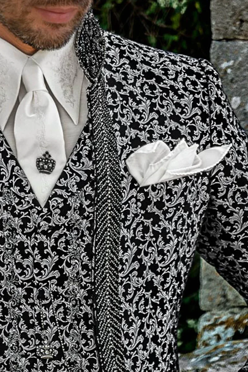 Camicia, Cravatta e Fascia in tessuto lurex bianco naturale con ricamo