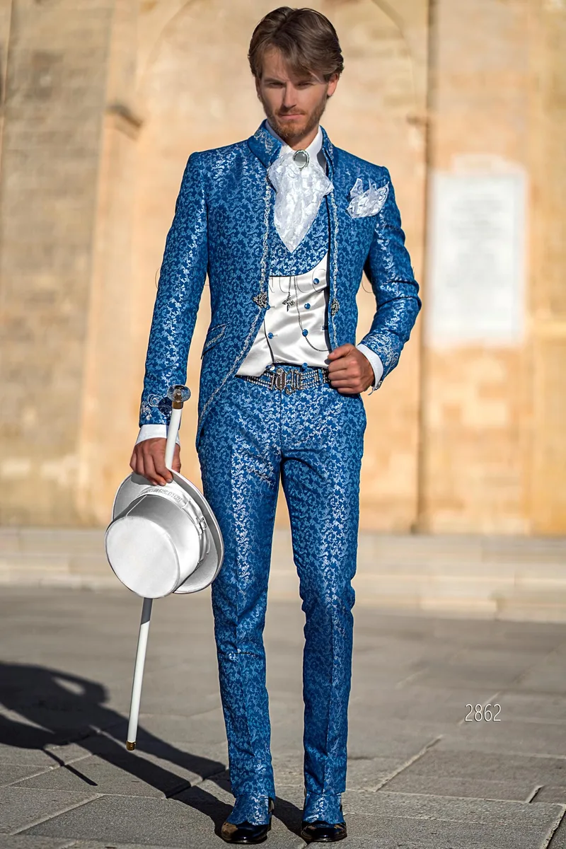 Abito cerimonia damascato blu royal con ricamo argento in stile barocco – Figura intera