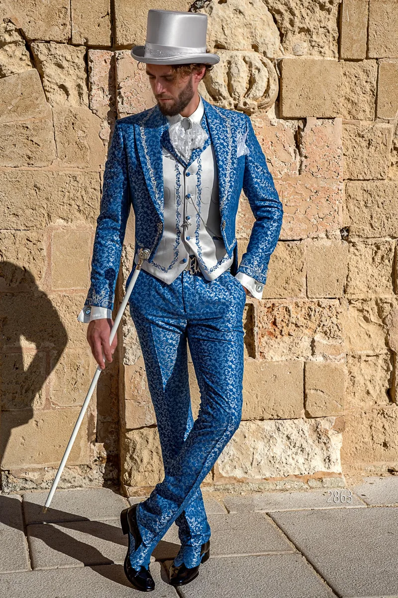 Frac stile barocco blu royal damascato con ricami argento in stile signorile – Figura intera