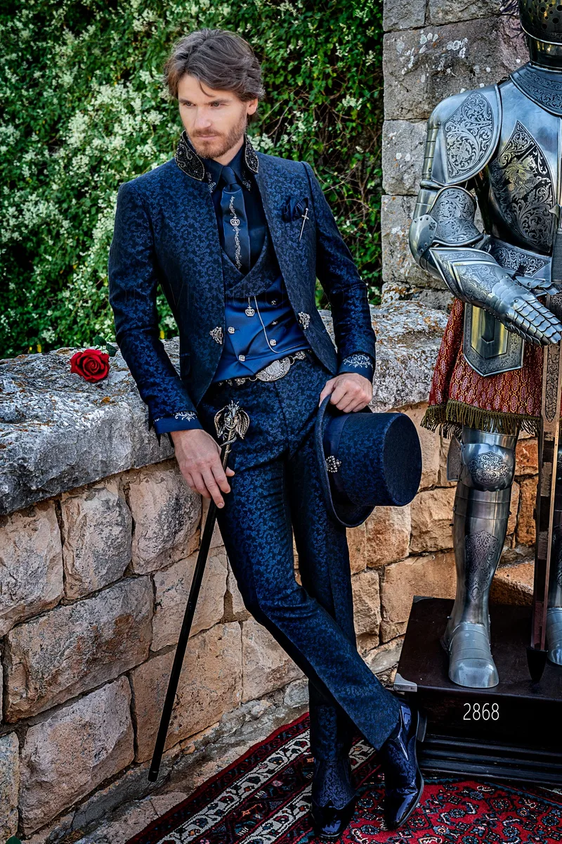 Abito coreano alta moda gotica damascato blu con passamaneria sul collo – Figura intera