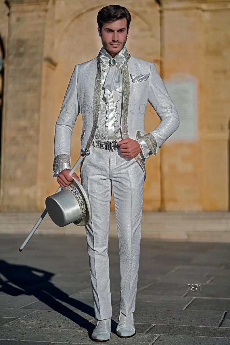 Abito uomo stile principesco damascato bianco passamaneria cristallo – Figura intera