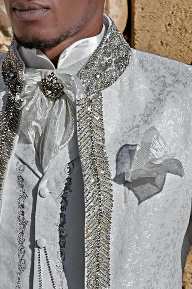 Plastron annodato in pizzo con fazzoletto