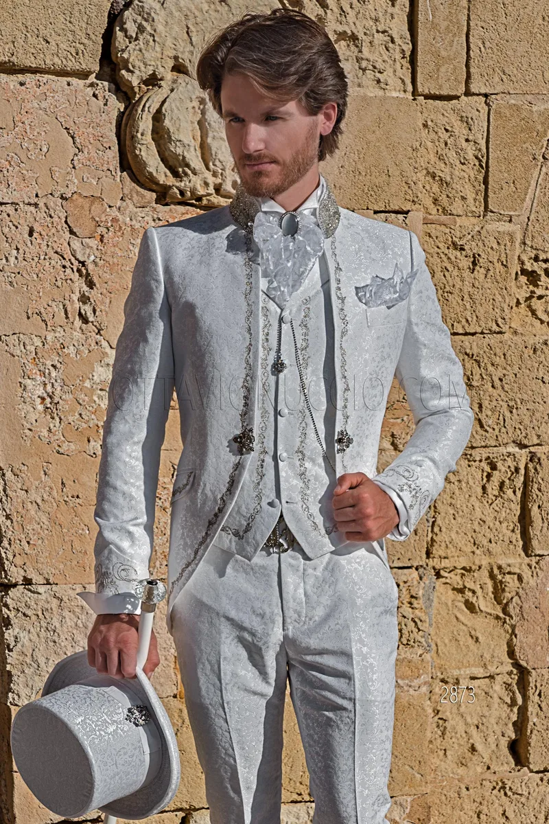 Abito coreano in stile barocco damascato bianco con ricami argento – Piano americano