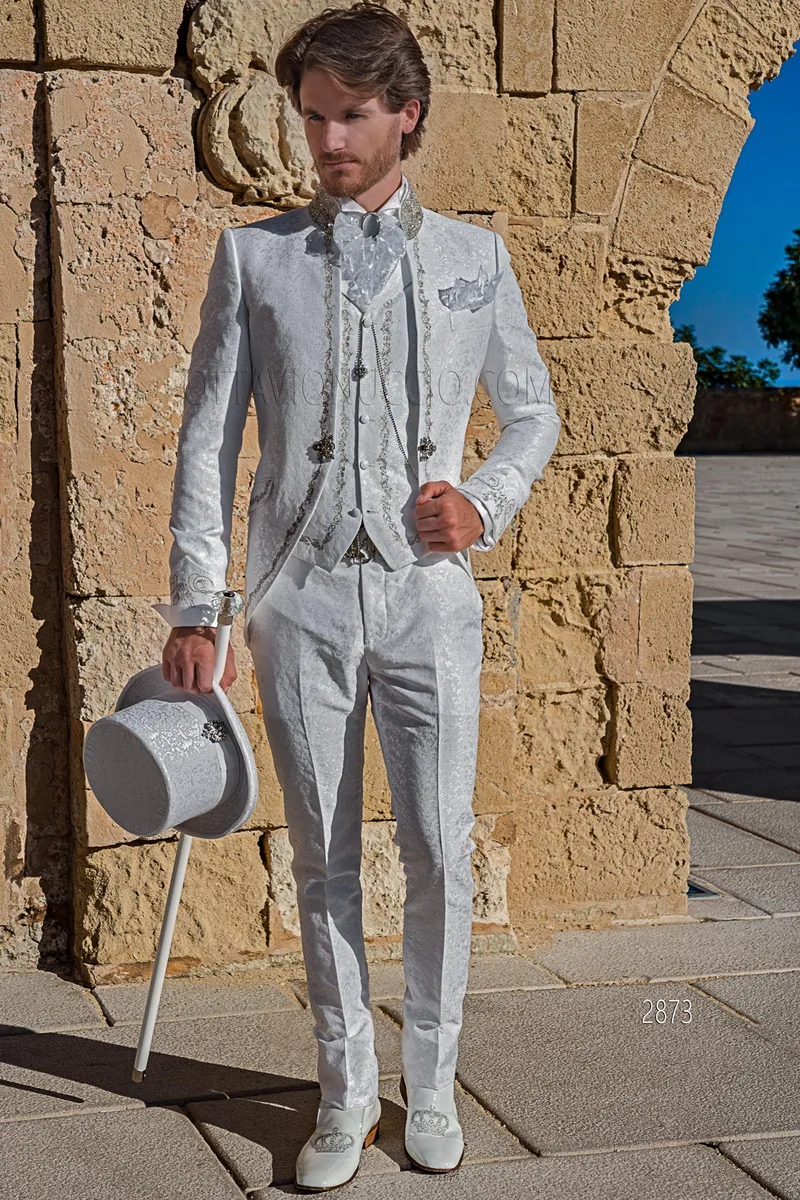 Abito coreano in stile barocco damascato bianco con ricami argento – Figura intera