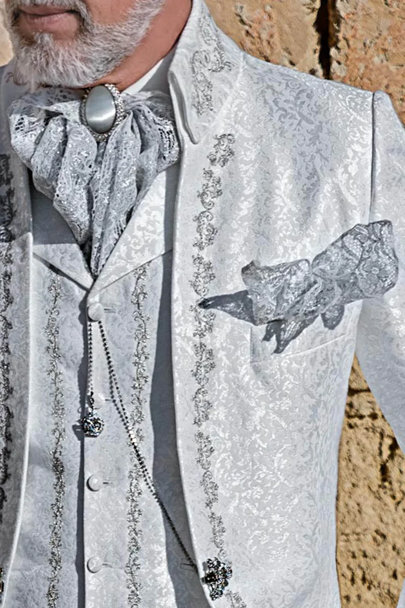 Plastrón anudado en puntilla blanco plata y pañuelo
