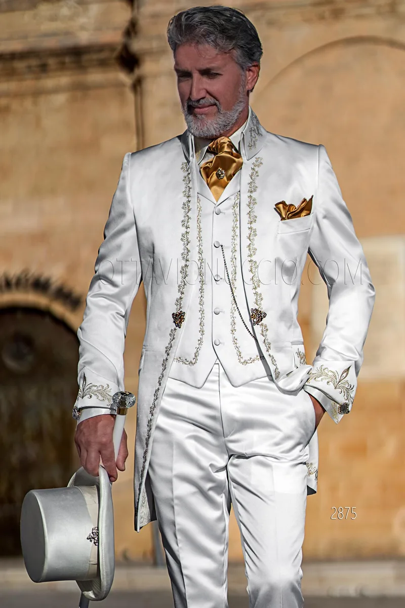 Abito barocco da cerimonia stile signorile in raso bianco con ricamo oro – Piano americano