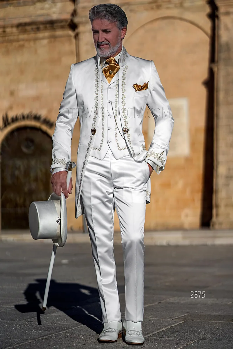 Abito barocco da cerimonia stile signorile in raso bianco con ricamo oro – Figura intera