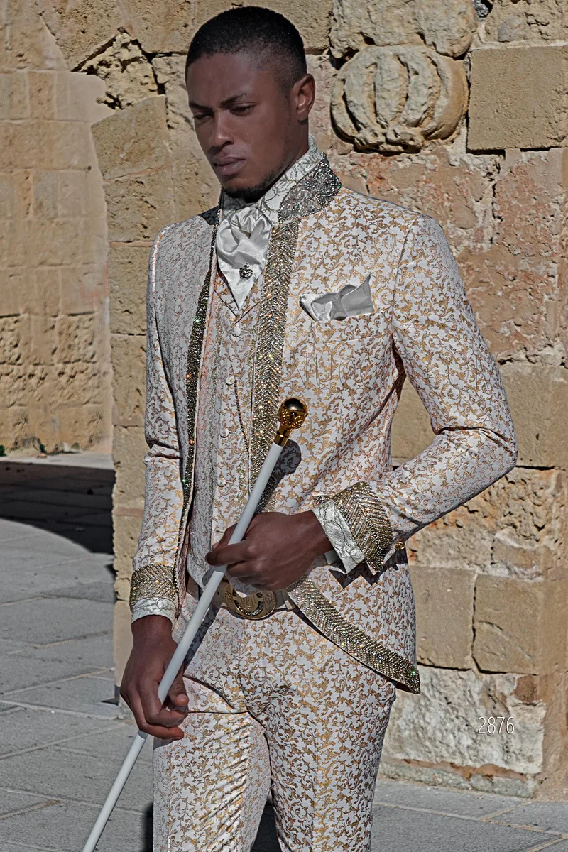 Costume de mariage de luxe damassé or avec passementerie de cristal – Plan américain