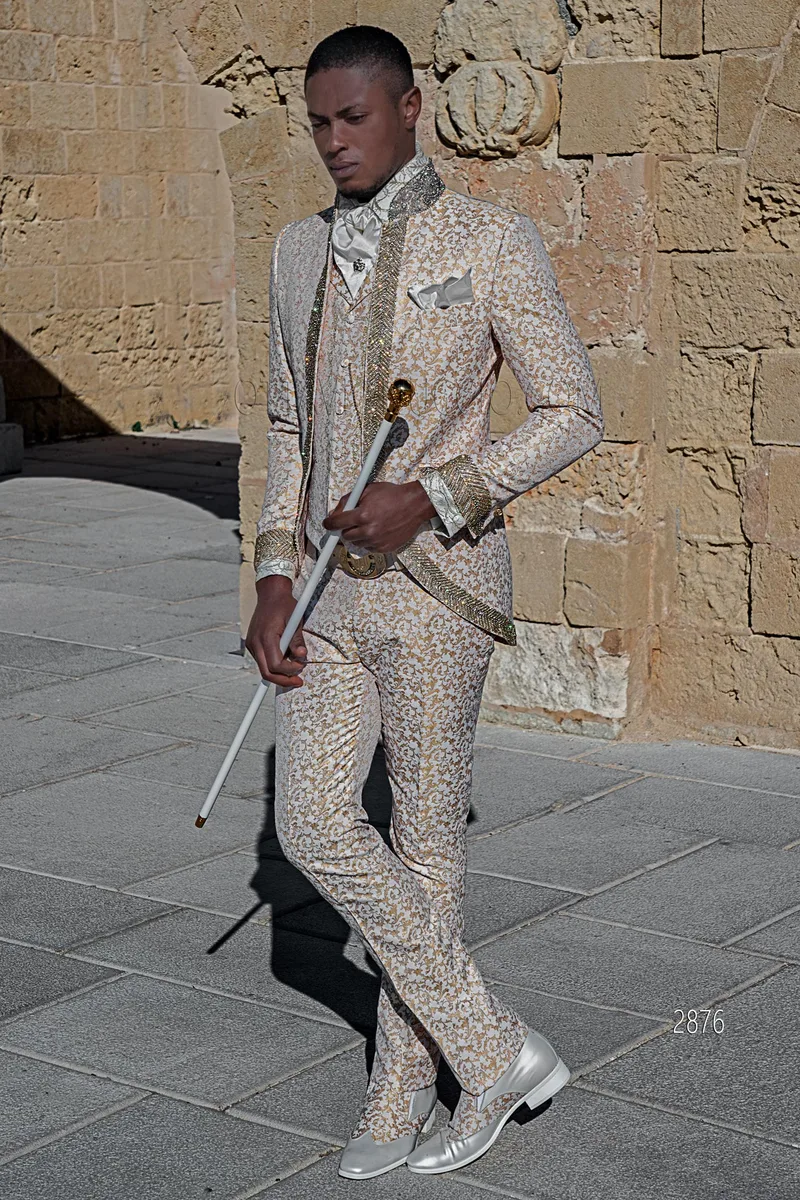 Costume de mariage de luxe damassé or avec passementerie de cristal – Vue en pied