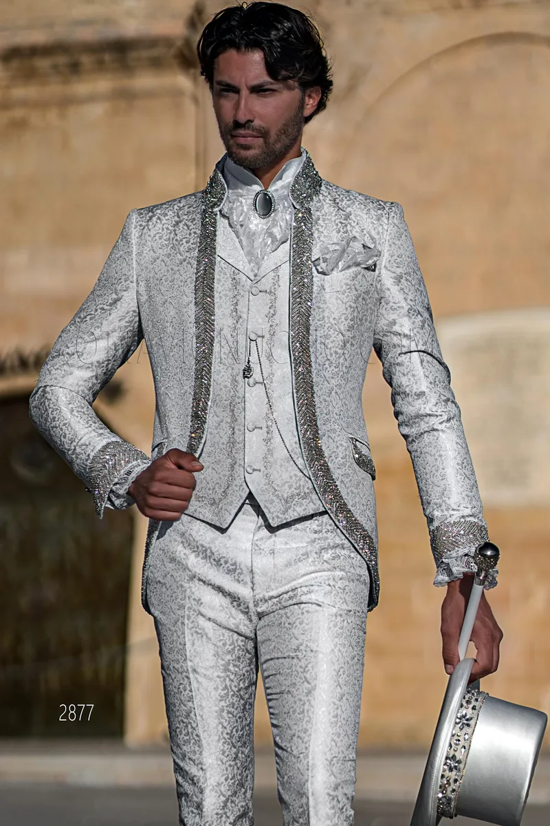 Abito barocco di lusso damascato grigio perla con passamaneria di cristalli – Piano americano