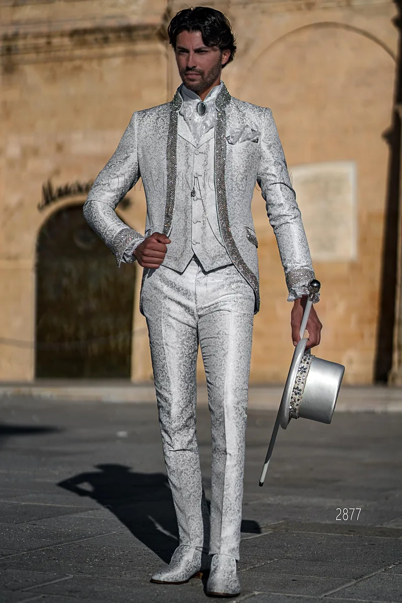 Abito barocco di lusso damascato grigio perla con passamaneria di cristalli – Figura intera