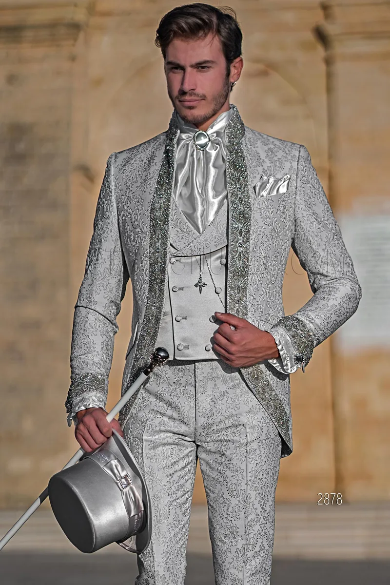 Costume de style princier damassé gris perle avec passementerie de cristaux – Plan américain