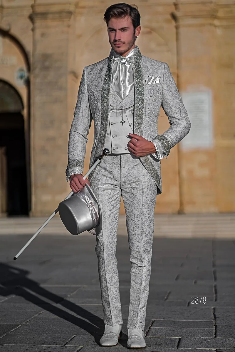 Costume de style princier damassé gris perle avec passementerie de cristaux – Vue en pied