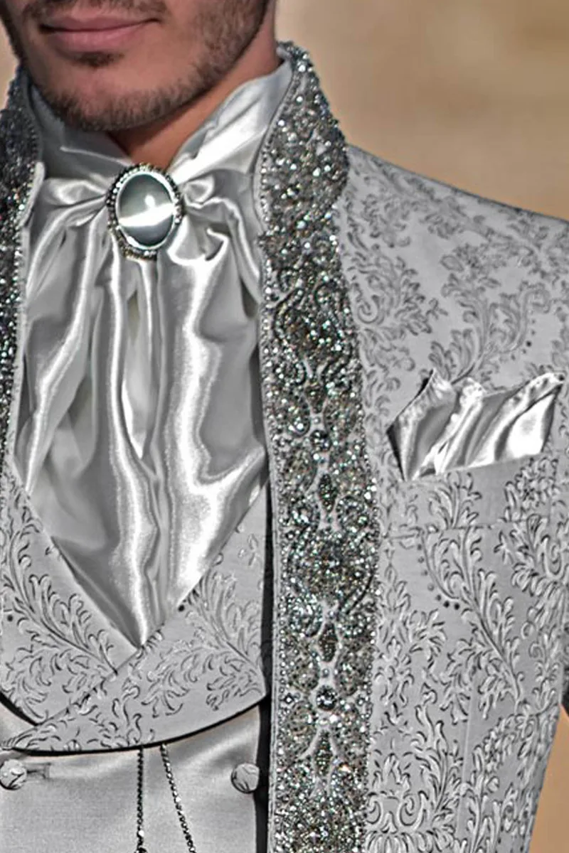 Costume de style princier damassé gris perle avec passementerie de cristaux 3