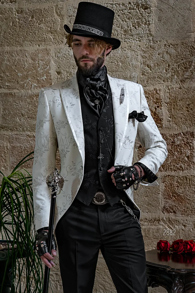 Giacca cerimonia uomo bianca con ricamo floreale argento e pantalone nero – Piano americano