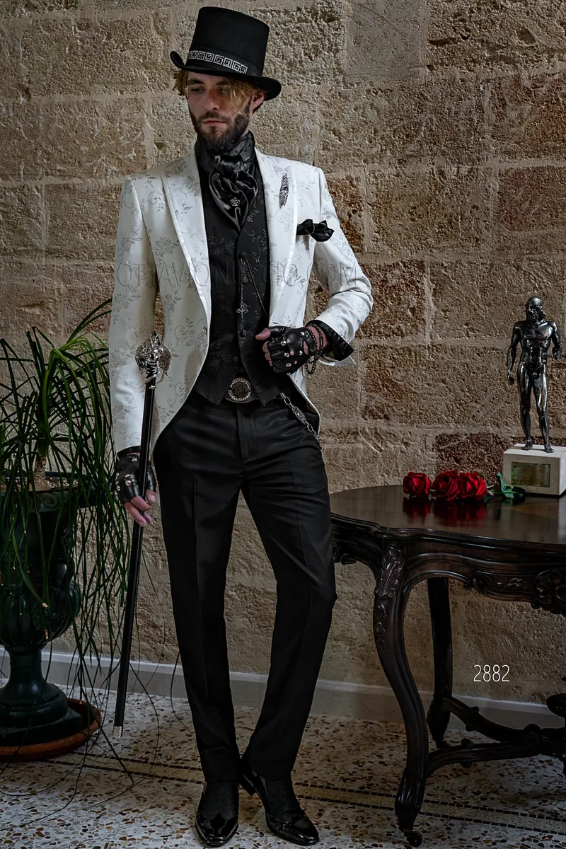 Giacca cerimonia uomo bianca con ricamo floreale argento e pantalone nero – Figura intera