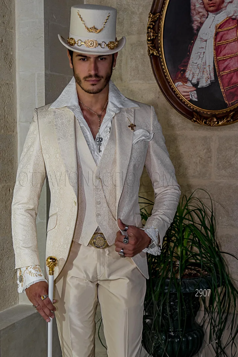 Abito cerimonia beige stile steampunk, giacca in jacquard e pantalone in tinta – Piano americano